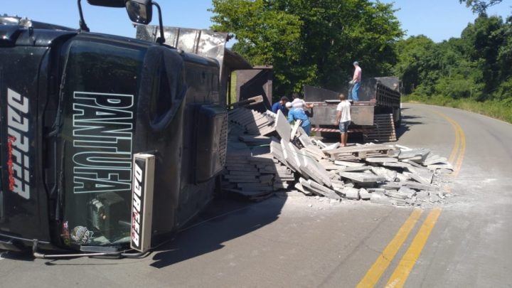 Caminhão tomba na SC-390 em Peritiba