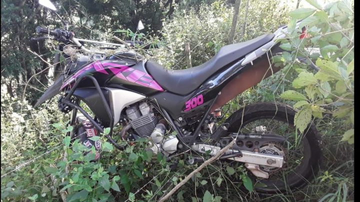 Motociclistas ficam gravemente feridos após saírem da pista na SC-305 em Guaraciaba