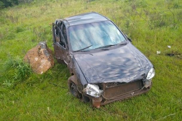 Duas pessoas ficam feridas após veículo despencar em ribanceira