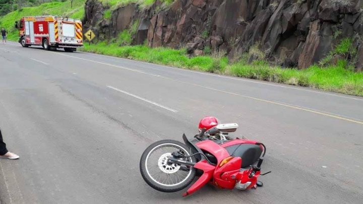 Colisão entre carro e moto deixa motociclista gravemente ferido na SC-160 em Campo Erê