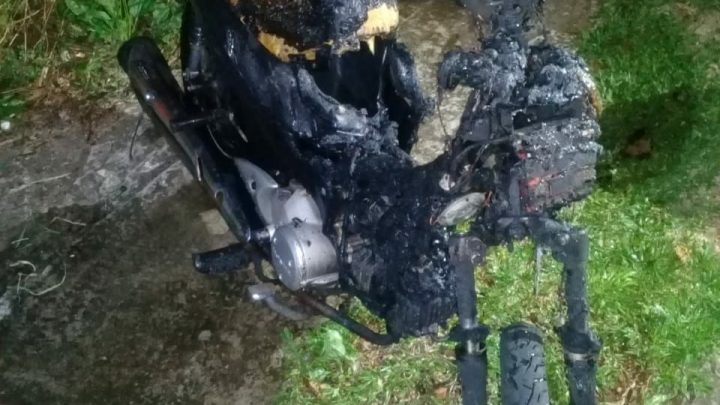 Motocicleta incendeia dentro de casa em Itá-SC