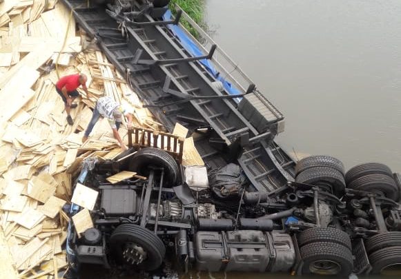 Carreta despenca de ponte e motorista morre em Caçador