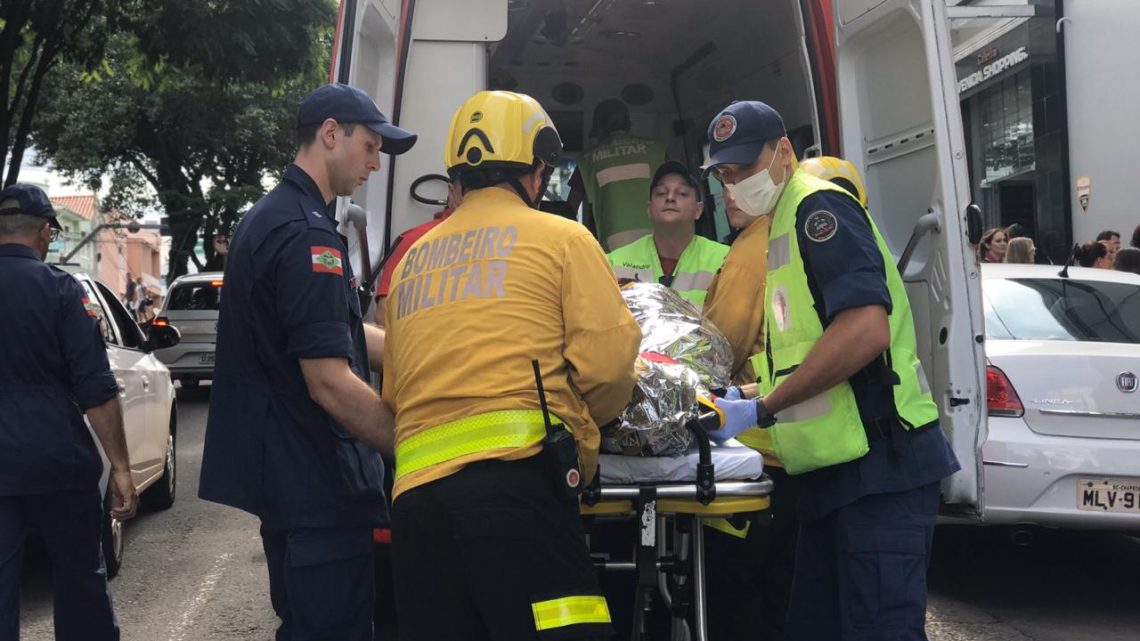 Mulher sofre queimaduras após sofrer descarga elétrica no centro de Chapecó