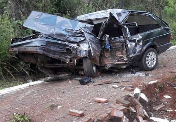 Homem morre em grave acidente envolvendo carreta de dupla sertaneja no oeste