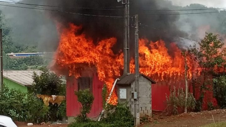 Casa totalmente destruída pelo fogo na área central da cidade de Arvoredo