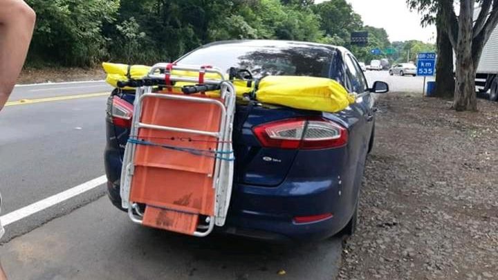 Veículo argentino é flagrado com placa encoberta por cadeiras de praia em Chapecó