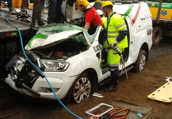 Viatura do DEAP colide em caminhão e deixa um agente preso às ferragens em SC