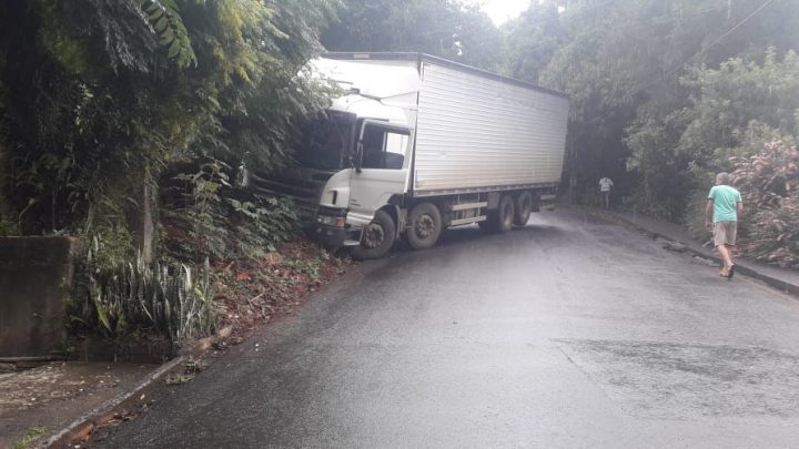 Motorista evita tragédia e joga caminhão desgovernado contra barranco no Oeste