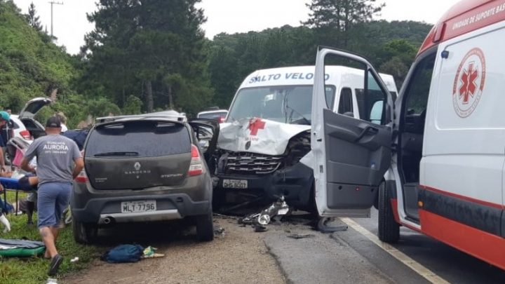 Nove pessoas ficam feridas após colisão entre ambulância de Salto Veloso e veículo na BR-282