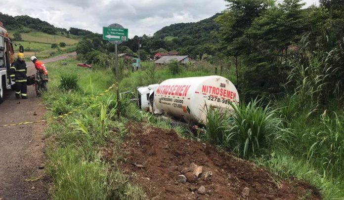 Mulher morre em colisão frontal contra caminhão na BR-282 em Paraíso