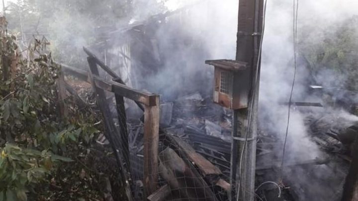 Bombeiros encontram dois corpos carbonizados durante incêndio em casa no Oeste de SC