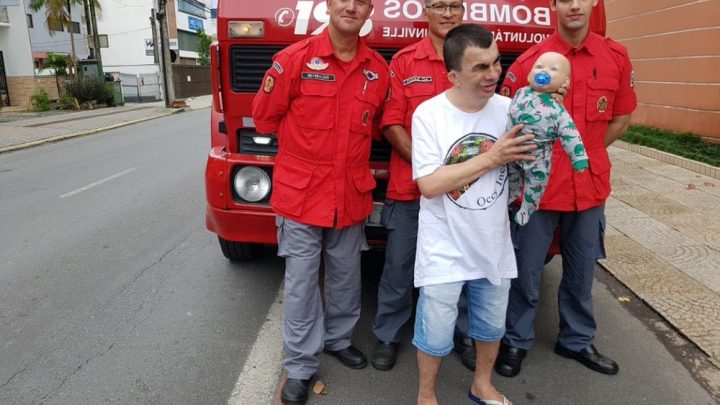 Bombeiros resgatam boneco de rapaz com deficiência mental em SC e imagem viraliza