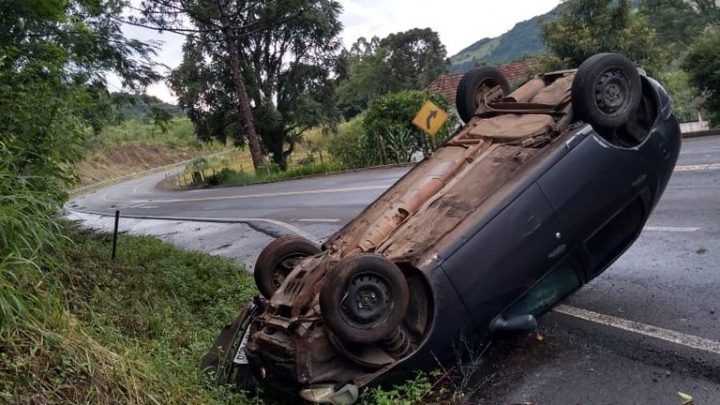 Veículo sem licenciamento e com motorista não habilitado capota na SC 453