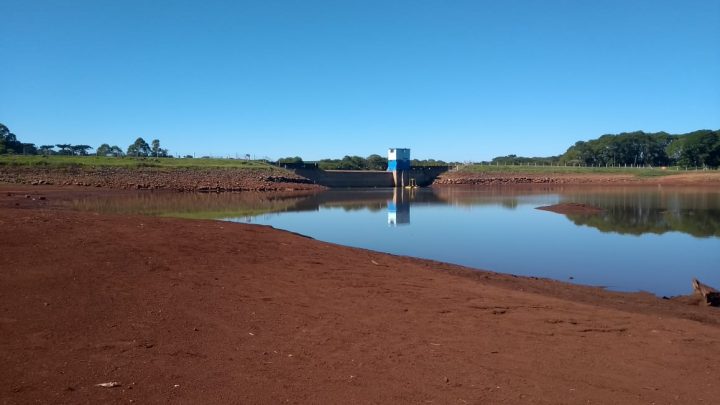 Estiagem prolongada e consumo alto afetam abastecimento de bairros de Chapecó