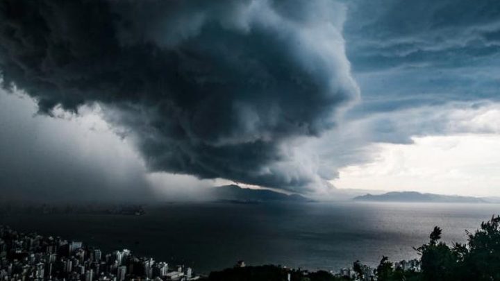 Frente fria e ciclone favorecem temporais com rajadas de vento e chance de granizo em SC nesta quinta