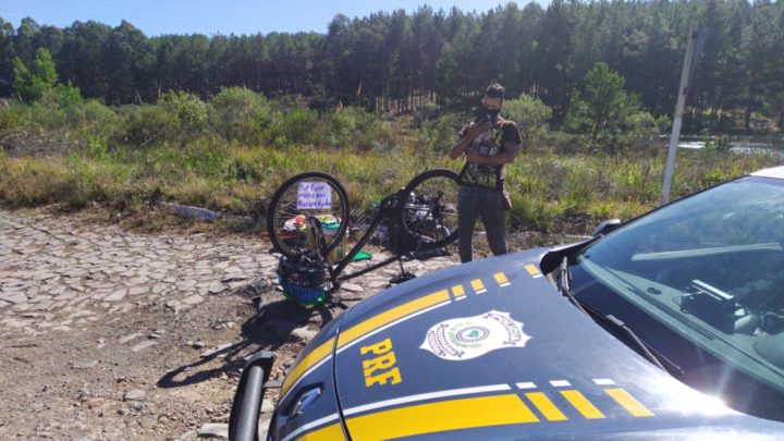 PRF presta auxílio a ciclista colombiano na BR-282 em Ponte Serrada