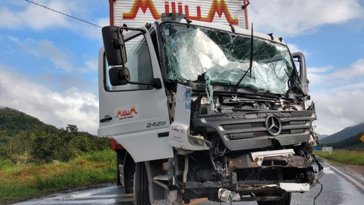 Caminhão bate em trem e Rodovia do Arroz fica bloqueada em SC