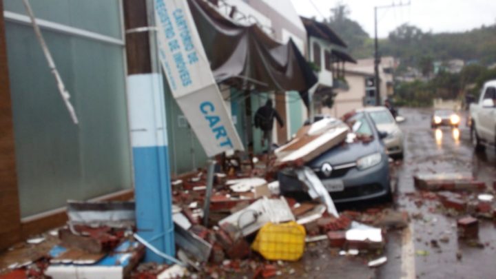 Forte temporal causa estragos em Mondaí