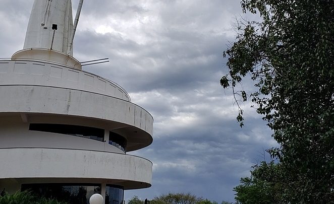 Vendaval arranca cajado do Monumento Frei Bruno em Joaçaba