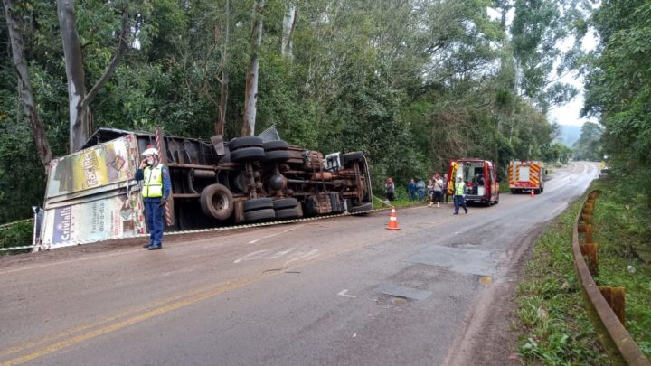 Caminhão carregado com produtos de limpeza tomba na SC-305