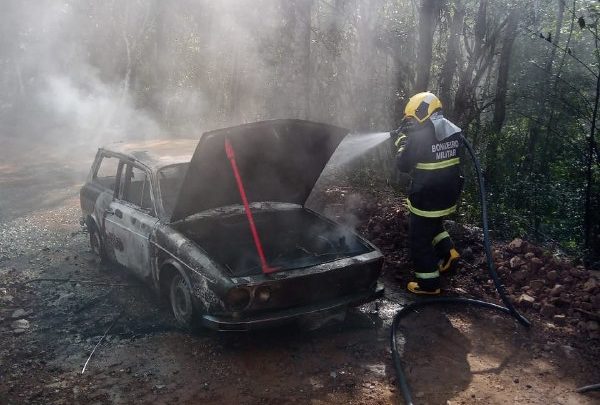 Veículo VW/Variant pega fogo no interior de Seara