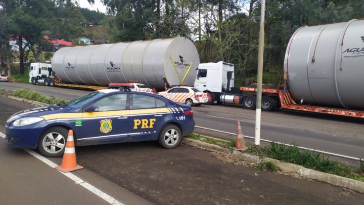 PRF flagra duas combinações cavalo trator e semirreboque com excesso de dimensões em desacordo com a AET e sem escolta da PRF na BR-153 em Concórdia