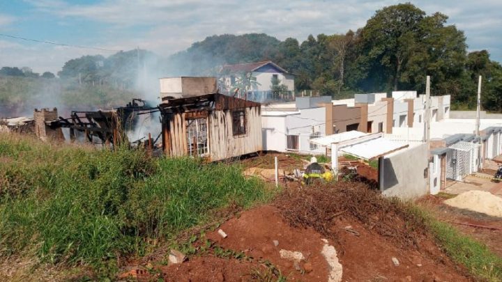 Residência é destruída pelo fogo no bairro Santo Antônio