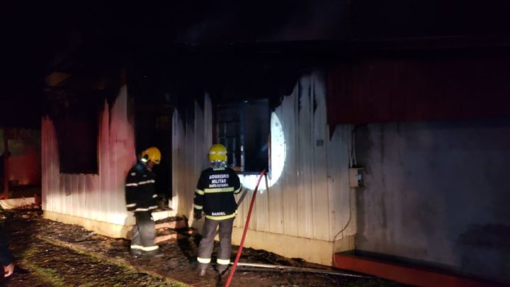 Residência da vila militar é destruída pelo fogo em Chapecó