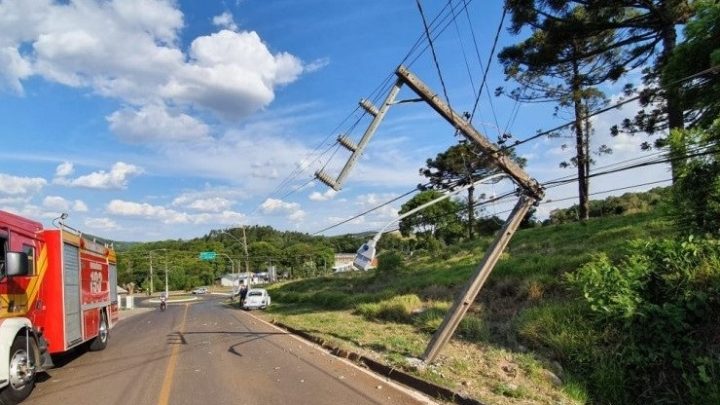 Fusca parte poste ao meio após colisão em Capinzal