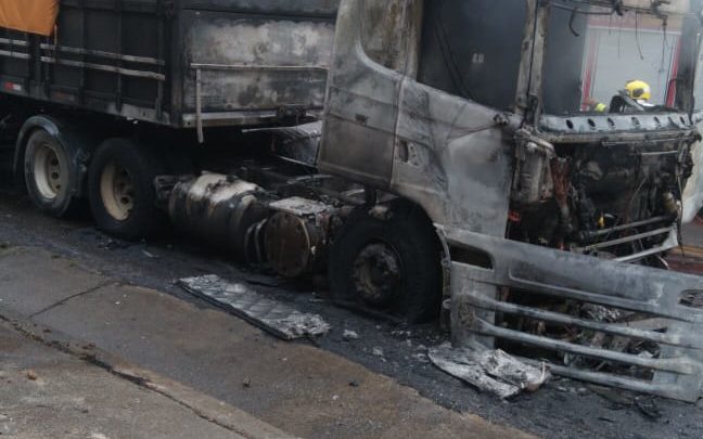 VÍDEOS: Caminhão pega fogo na SC-157 no Oeste de SC