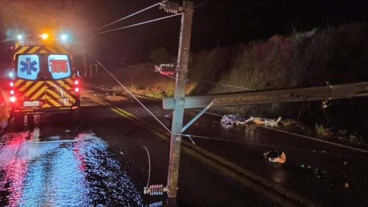 Jovem morre após colidir motocicleta em poste caído sobre a pista