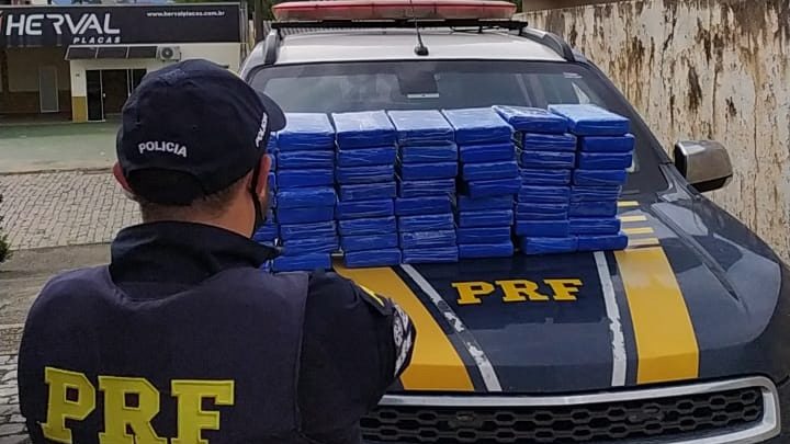 PRF apreende mais de R$ 7 milhões em pasta base de cocaína na BR 116 em SC