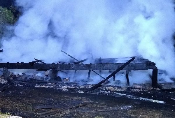 Fábrica de móveis é destruída pelo fogo no distrito de Fernando Machado