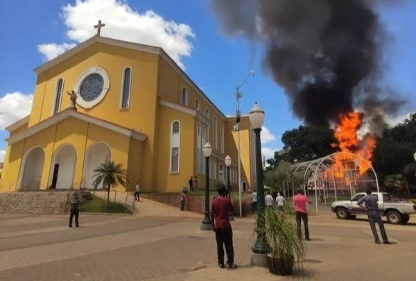 VÍDEOS: Fogo destrói Casa do Papai Noel em Pato Branco