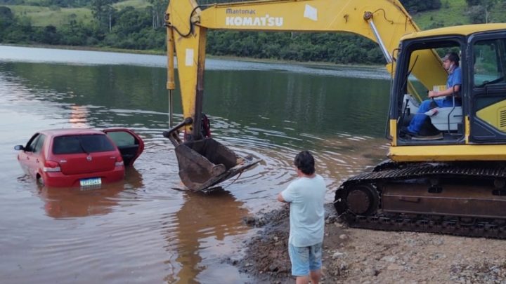 Veículo desanda e afunda no lago da Usina de Itá