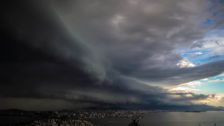 Ciclone extratropical pode chegar em SC com ventos de até 100 km/h