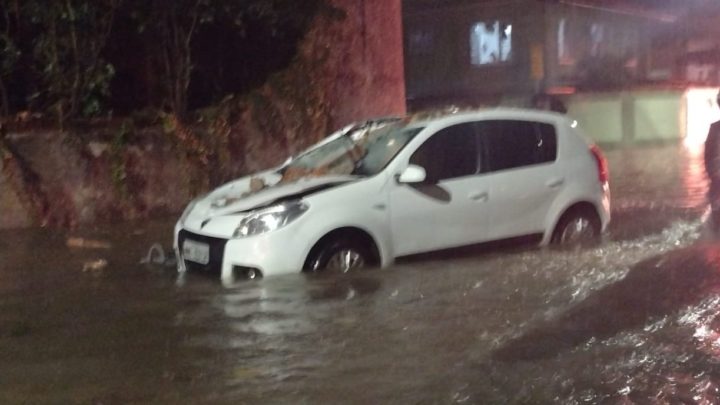 Homem é atingido por muro e morre durante temporal em SC