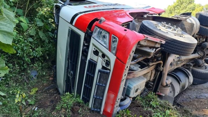 Vídeo: Caminhão tomba e motorista fica ferido na BR-282 em Joaçaba