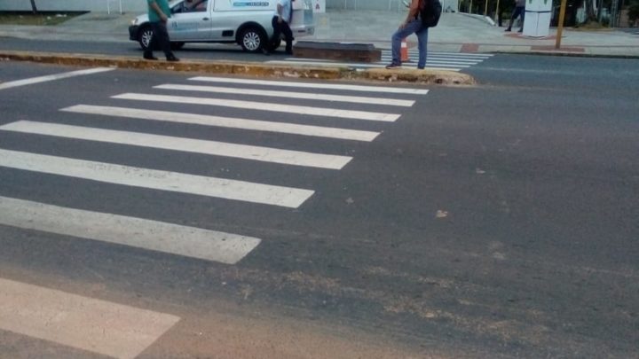 Caixão cai de carro de funerária no RS