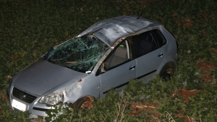 Condutor é ejetado para fora de veiculo em capotamento na SC 160