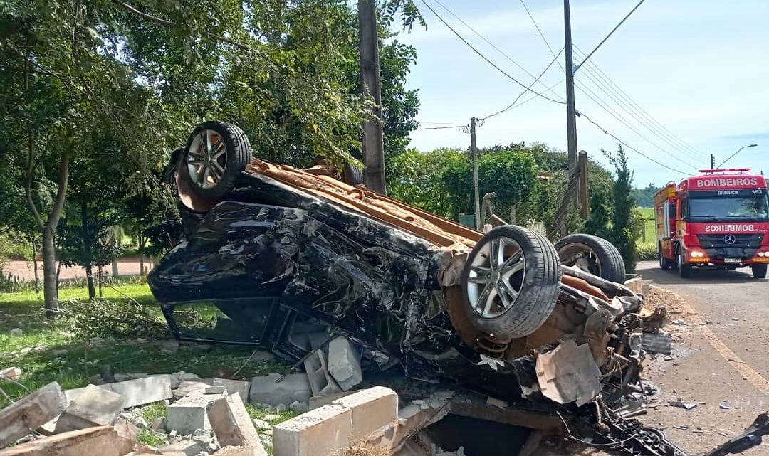 Veiculo fica destruído em capotamento na SC 157