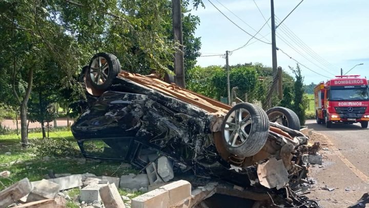 Veiculo fica destruído em capotamento na SC 157