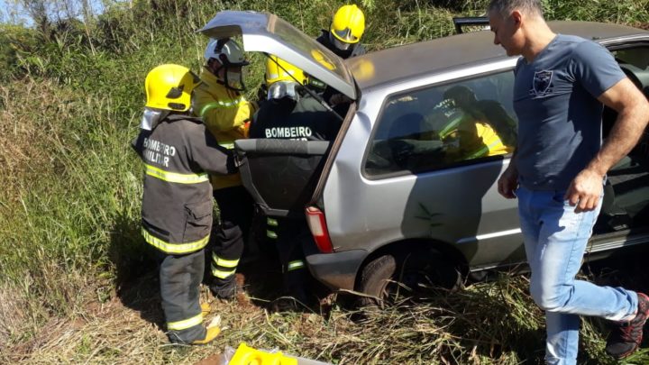 Carro sai da pista e despenca 10 metros em barranco na SC 157