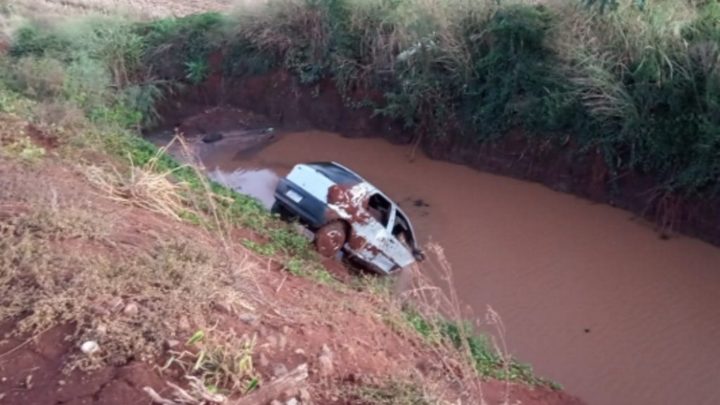 Motorista morre após carro cair em açude no interior de município do Oeste