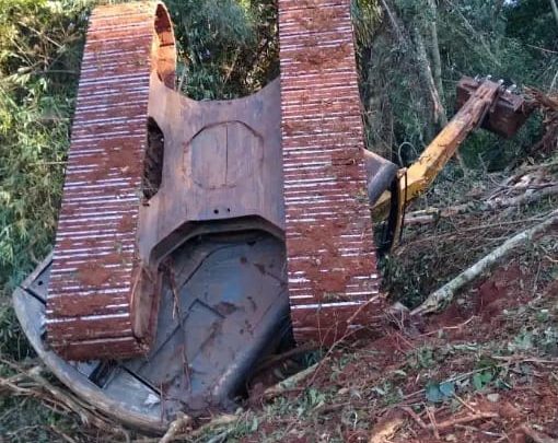 Operador de escavadeira morre após máquina tombar sobre ele no RS