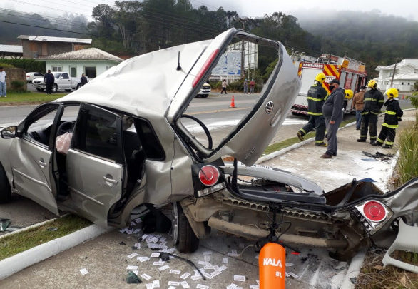 Jovem morre após acidente grave entre caminhão e carro na SC-350