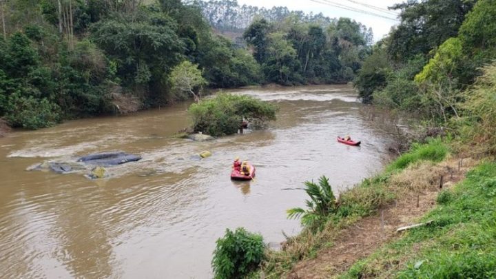 Bombeiros encontram corpo de homem que tentou resgatar pato de estimação em rio de SC