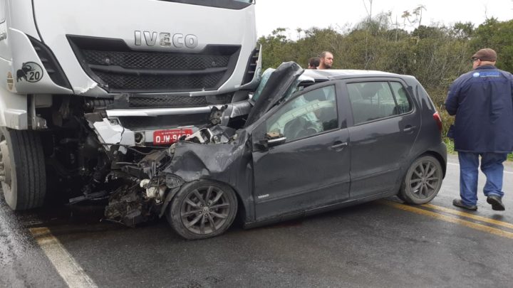 Grave acidente de trânsito entre carreta e carro mata quatro pessoas em na BR 280 em SC