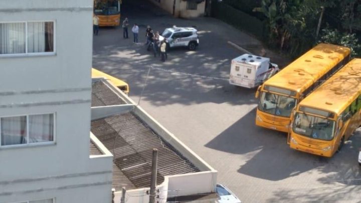 Homem morre prensado entre dois ônibus em Chapecó