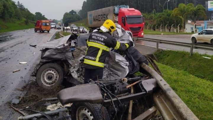 Vídeo: grave acidente entre quatro veículos deixa uma pessoa morta na BR-116